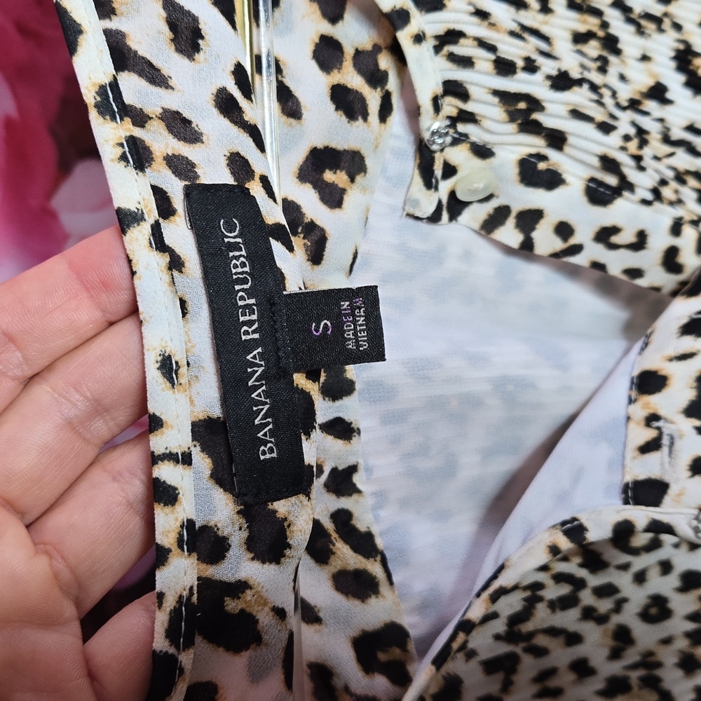 Banana Republic Animal Print Pleated Shirt size small, brown, cream, black - Picture 8 of 9